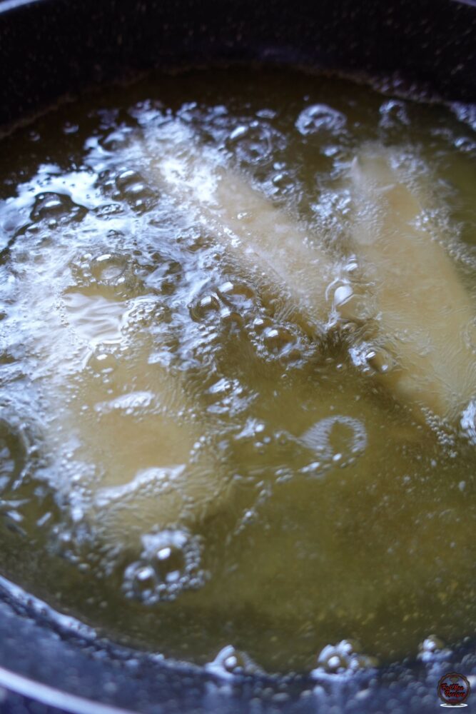 Leave the puri's in the oil without turning it for at least 2 minutes.