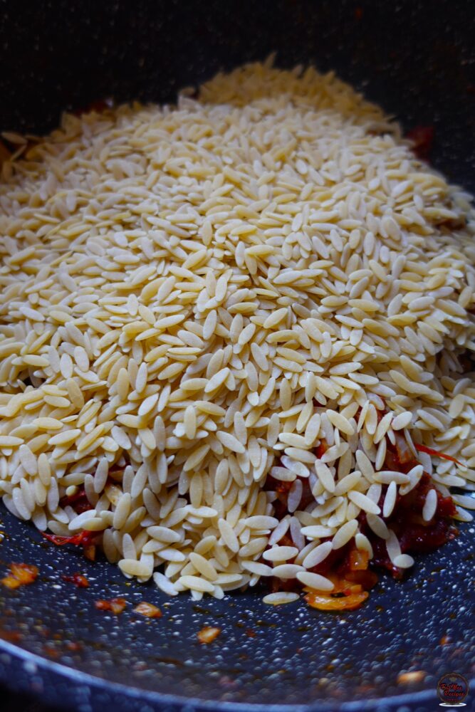 Try this easy and delicious Chicken Spinach & Sundried Tomato Orzo – a comforting dish full of vibrant flavors!