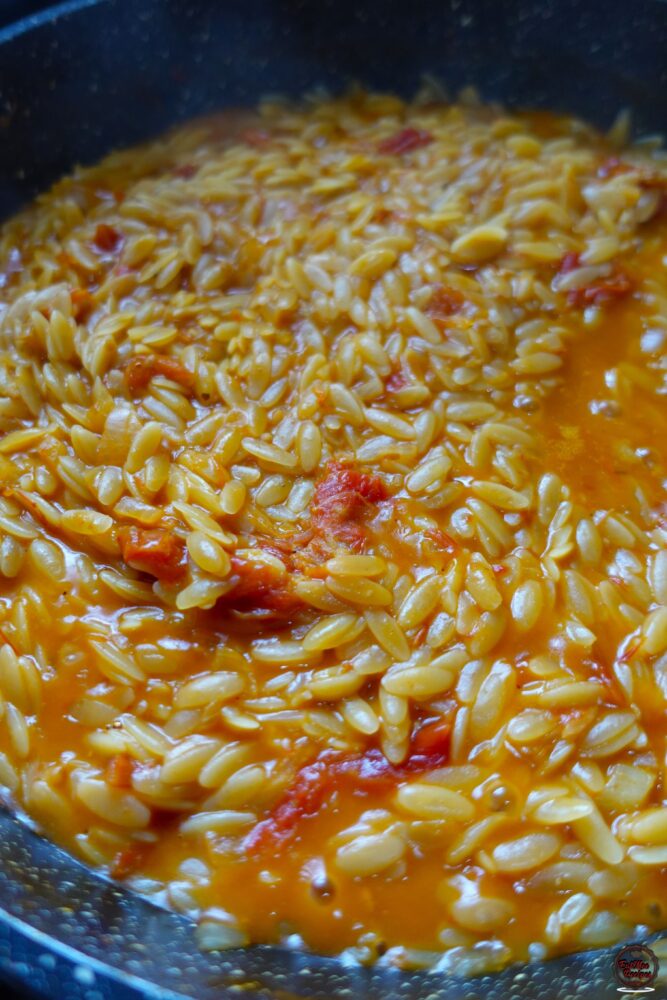 Try this easy and delicious Chicken Spinach & Sundried Tomato Orzo – a comforting dish full of vibrant flavors!