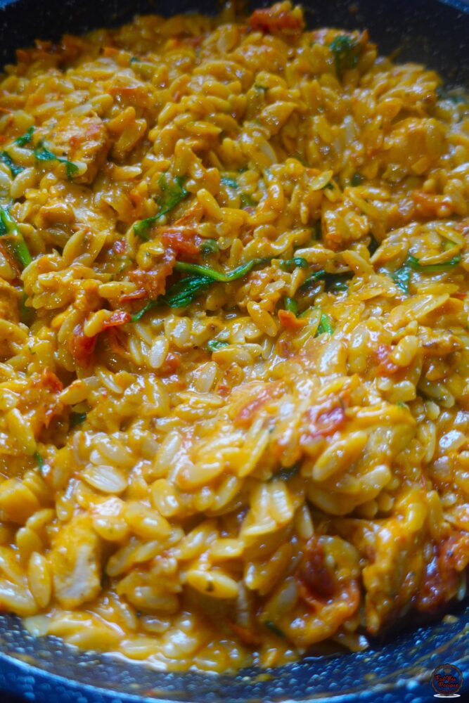 Try this easy and delicious Chicken Spinach & Sundried Tomato Orzo – a comforting dish full of vibrant flavors!